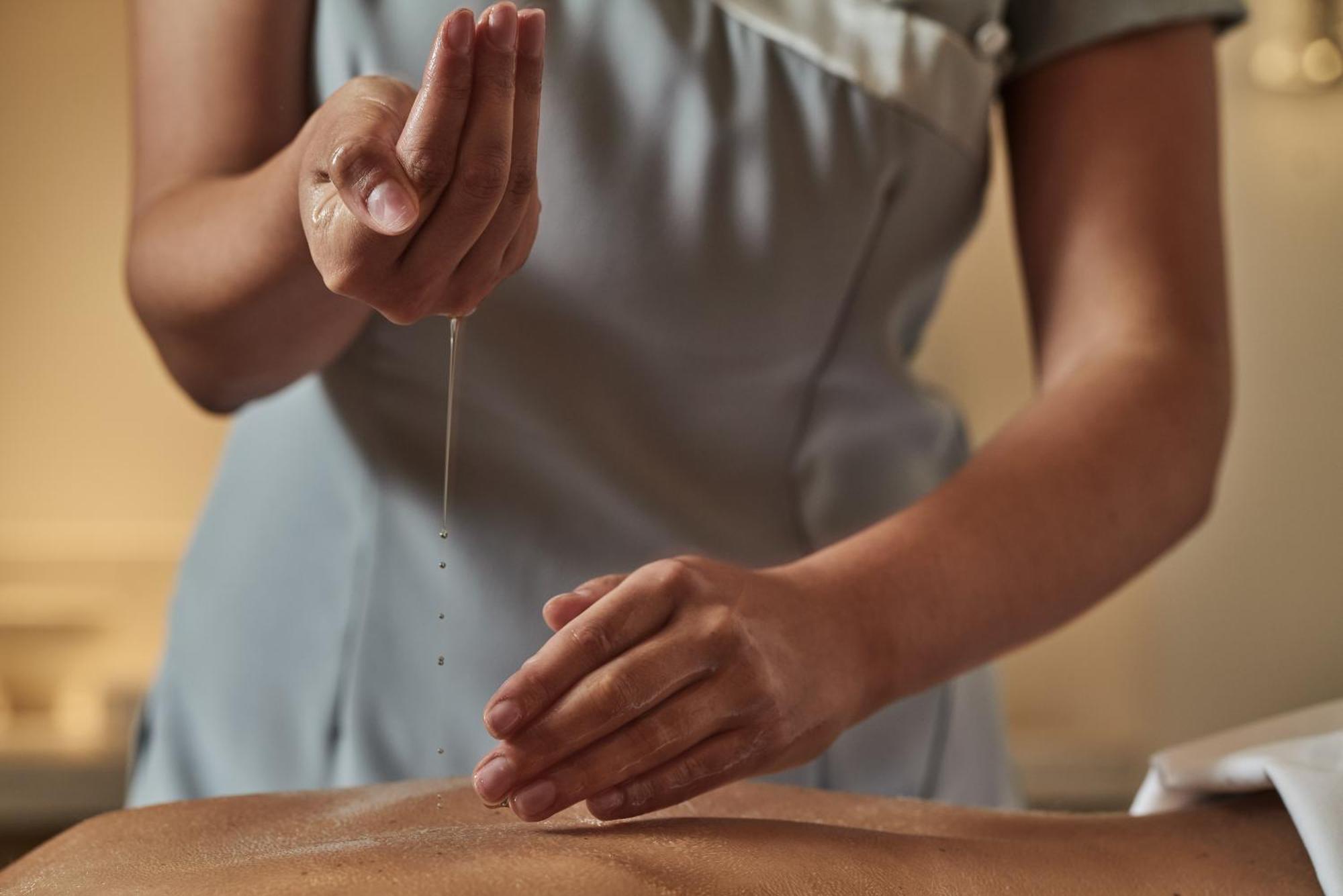 City Of Dreams Mediterranean - Integrated Resort, Casino & Entertainment 利马索尔 外观 照片 Massage with oil