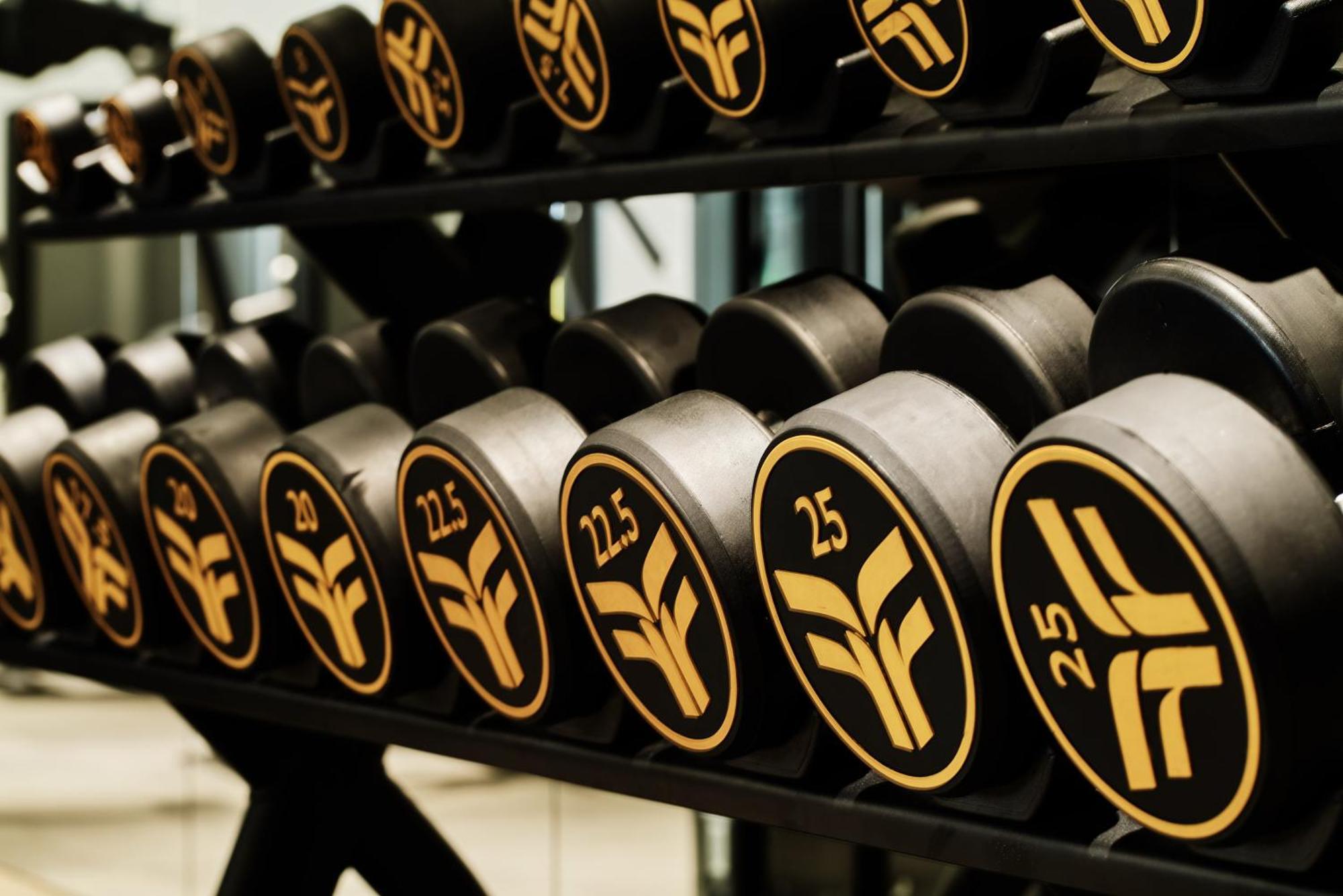 City Of Dreams Mediterranean - Integrated Resort, Casino & Entertainment 利马索尔 外观 照片 Dumbbells at a gym