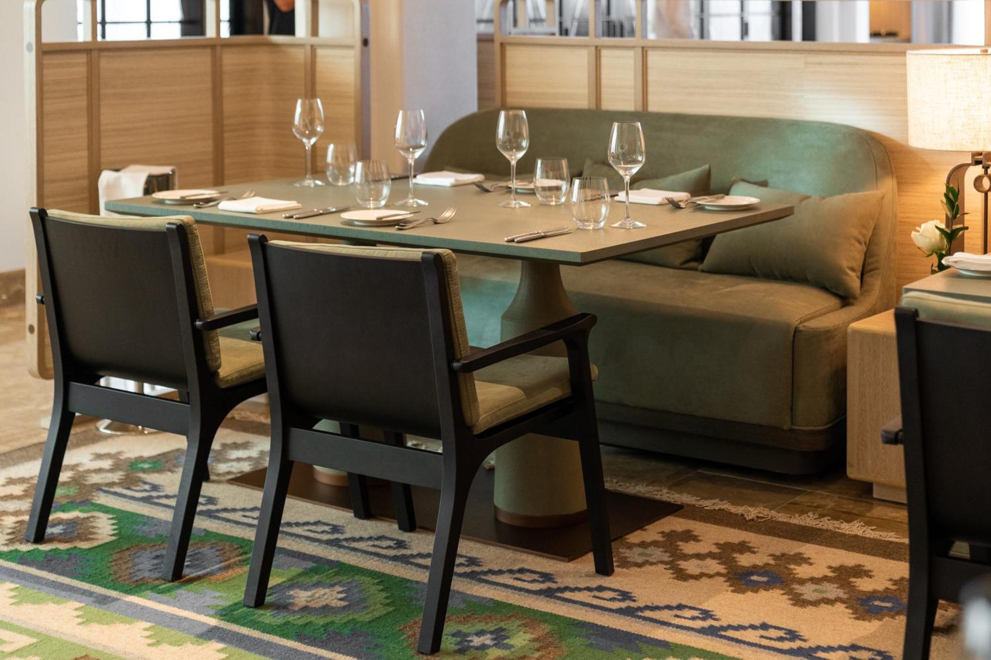 City Of Dreams Mediterranean - Integrated Resort, Casino & Entertainment 利马索尔 外观 照片 A set table at a restaurant