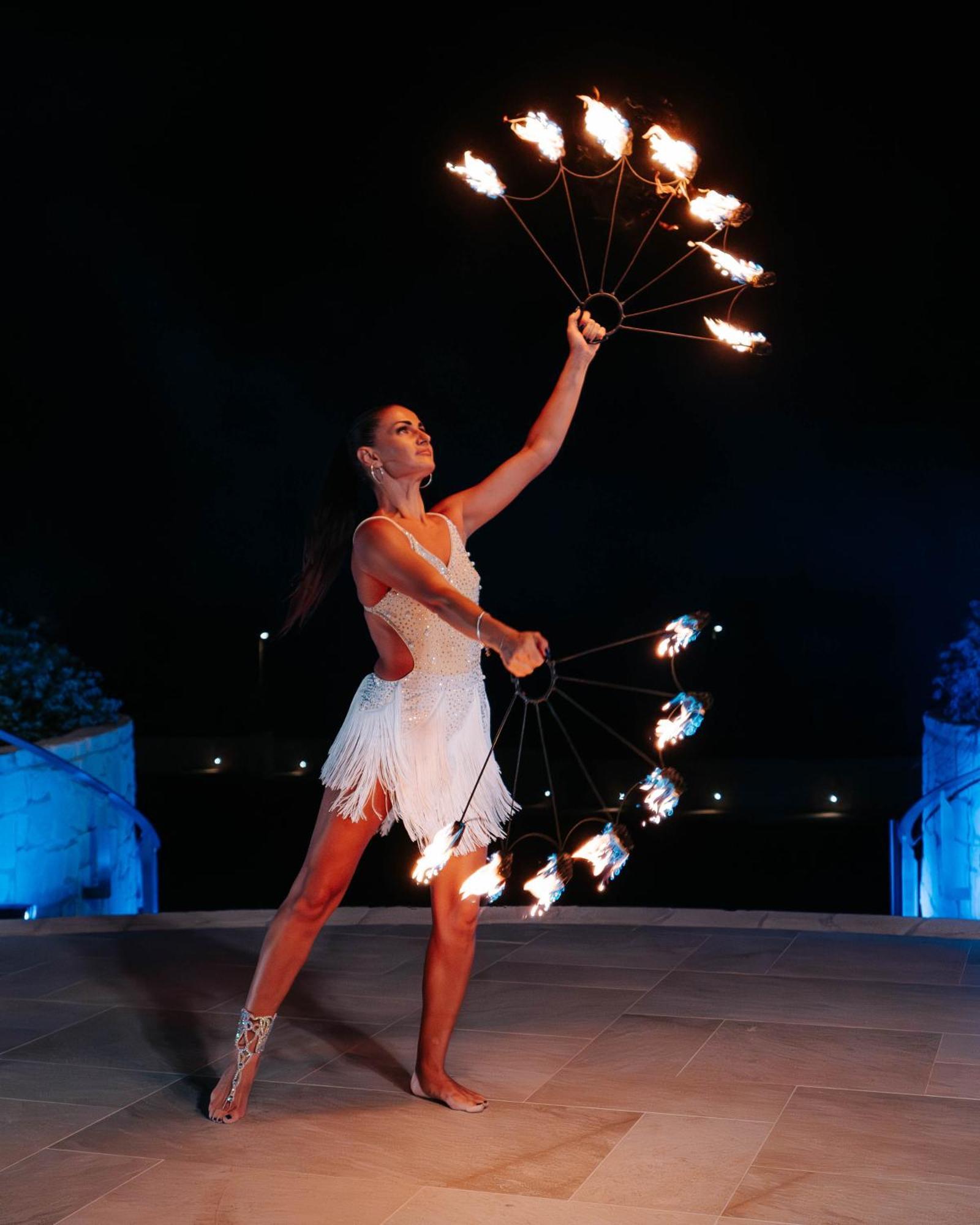 City Of Dreams Mediterranean - Integrated Resort, Casino & Entertainment 利马索尔 外观 照片 A woman performing with a fire fan