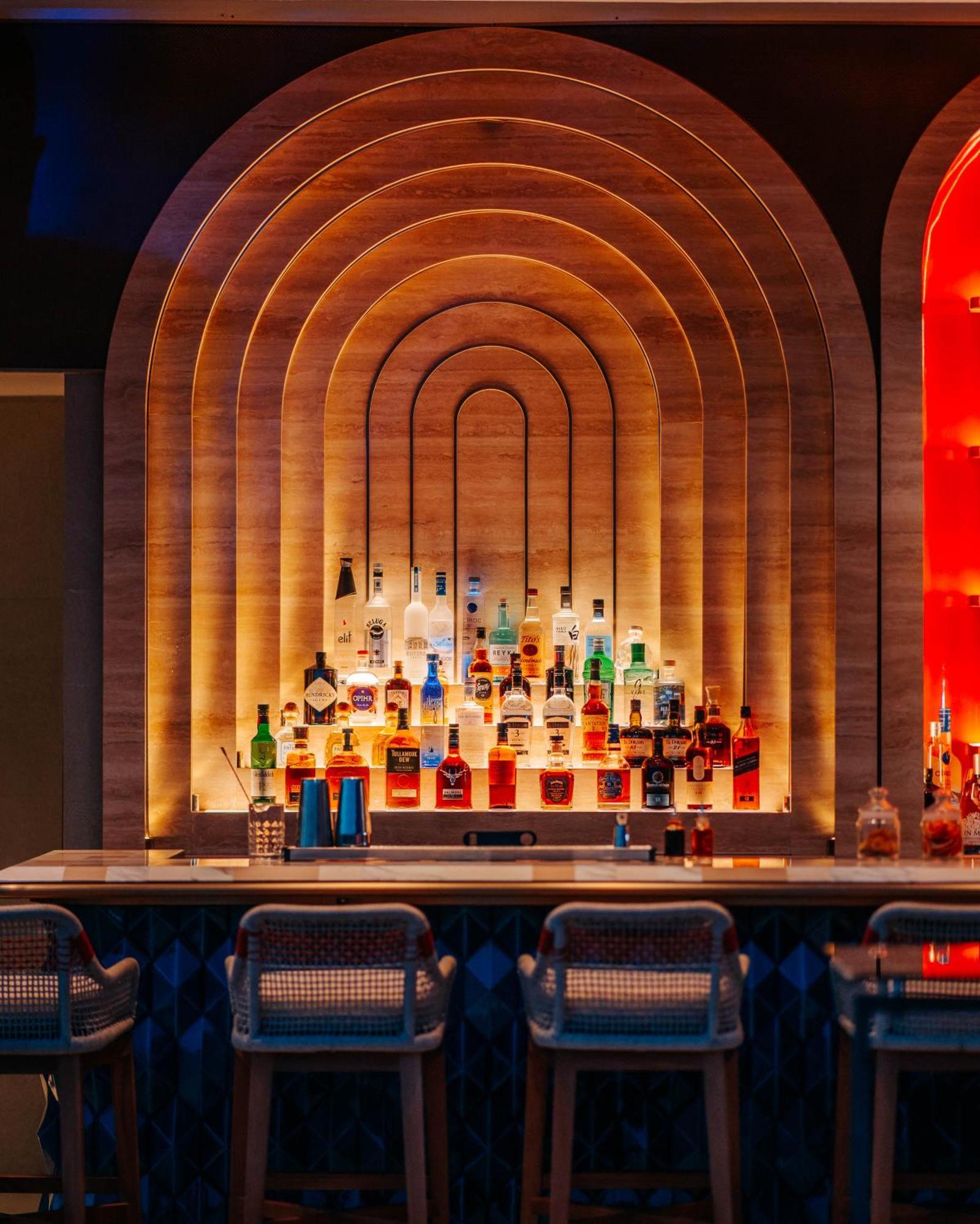 City Of Dreams Mediterranean - Integrated Resort, Casino & Entertainment 利马索尔 外观 照片 The bar at the 1930s themed bar, The 3030