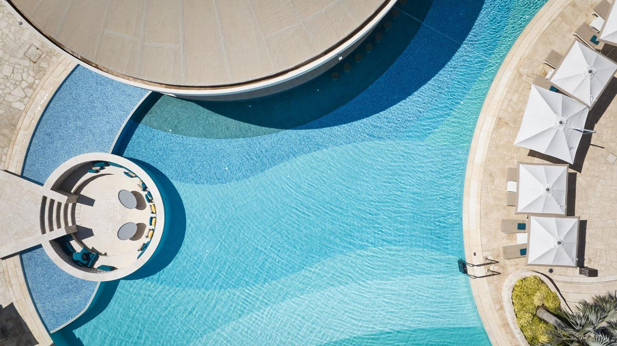 City Of Dreams Mediterranean - Integrated Resort, Casino & Entertainment 利马索尔 外观 照片 Aerial view of the pool