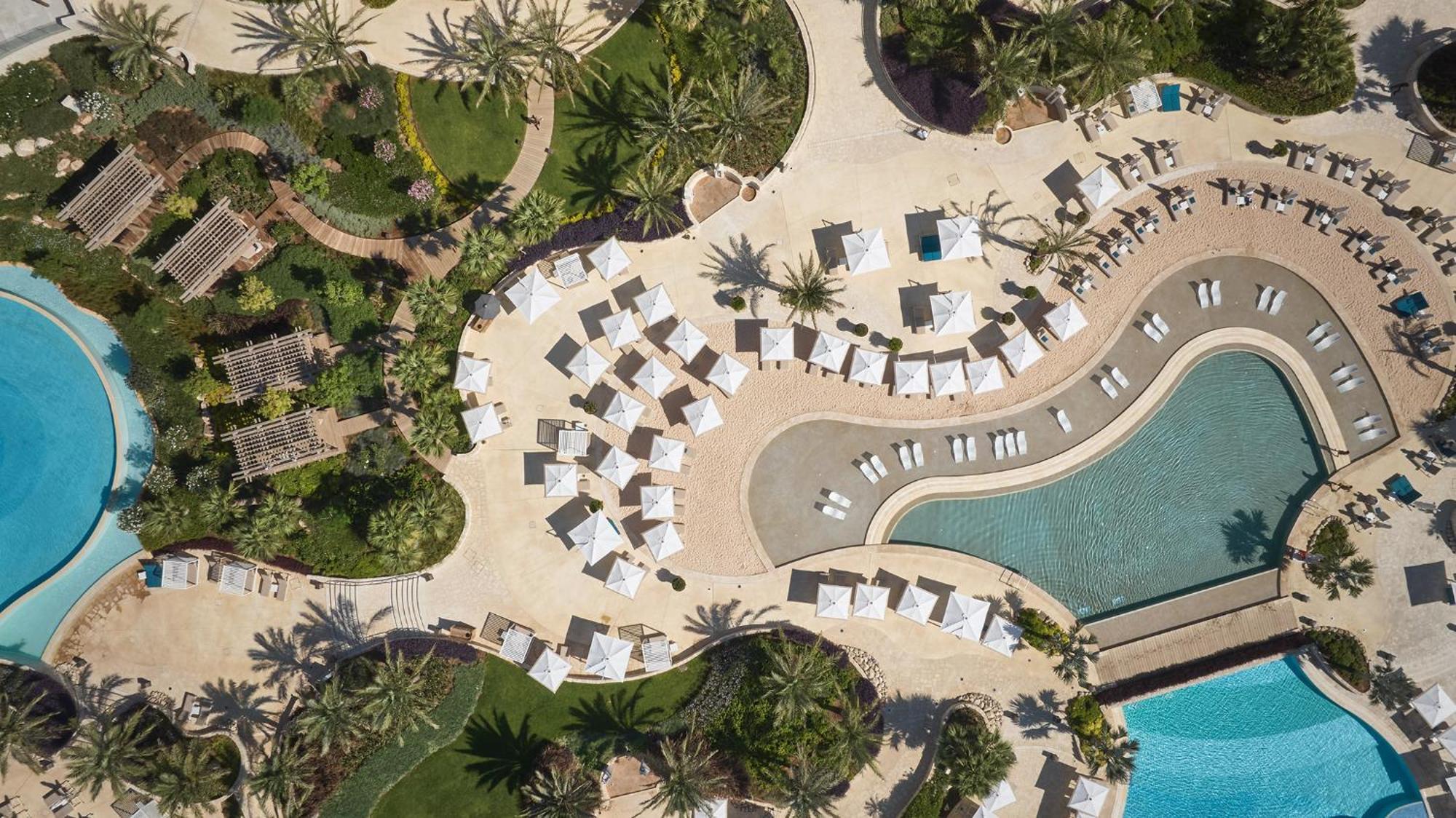 City Of Dreams Mediterranean - Integrated Resort, Casino & Entertainment 利马索尔 外观 照片 Aerial view of the pool area