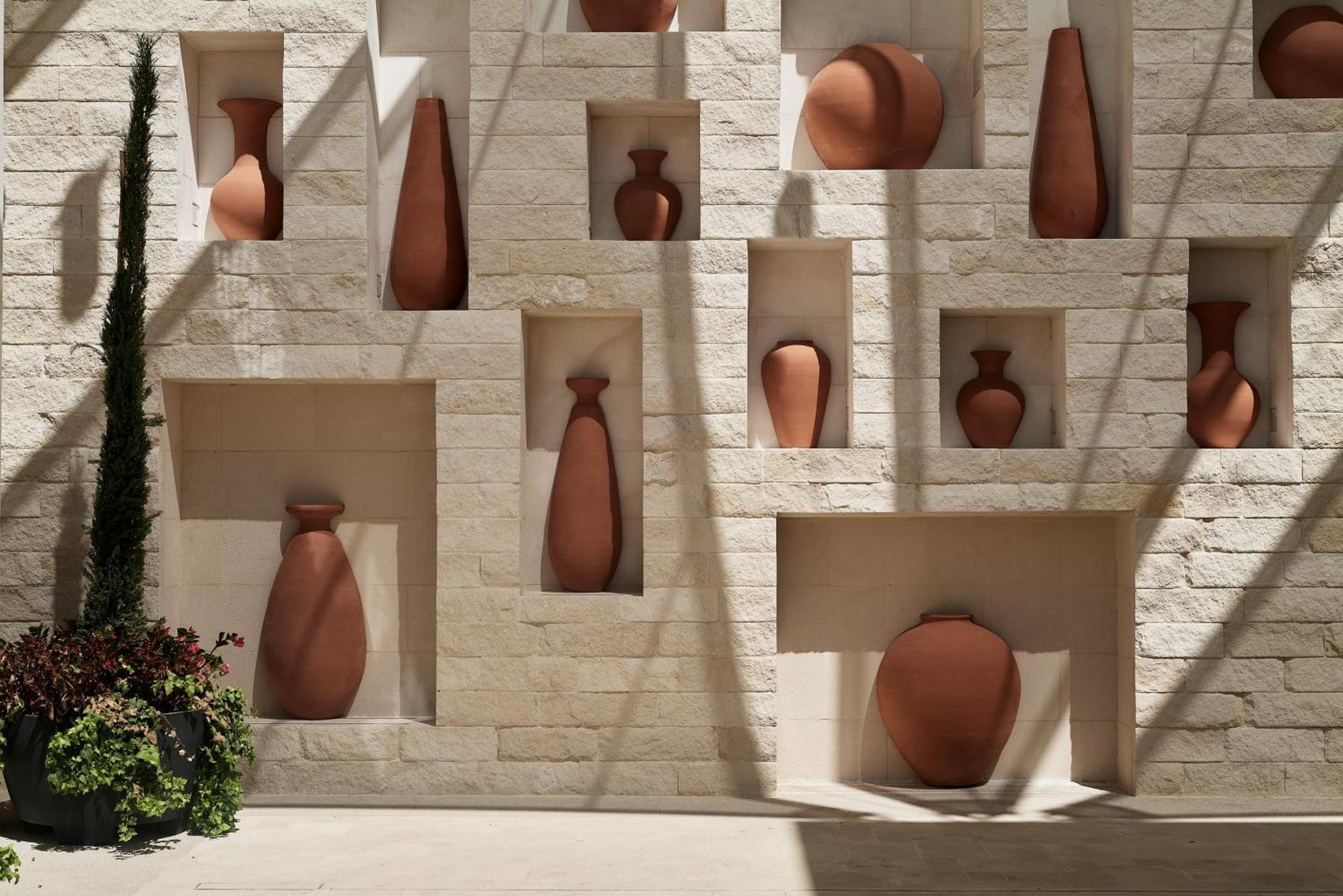 City Of Dreams Mediterranean - Integrated Resort, Casino & Entertainment 利马索尔 外观 照片 Terracotta vases at the entrance of the museum