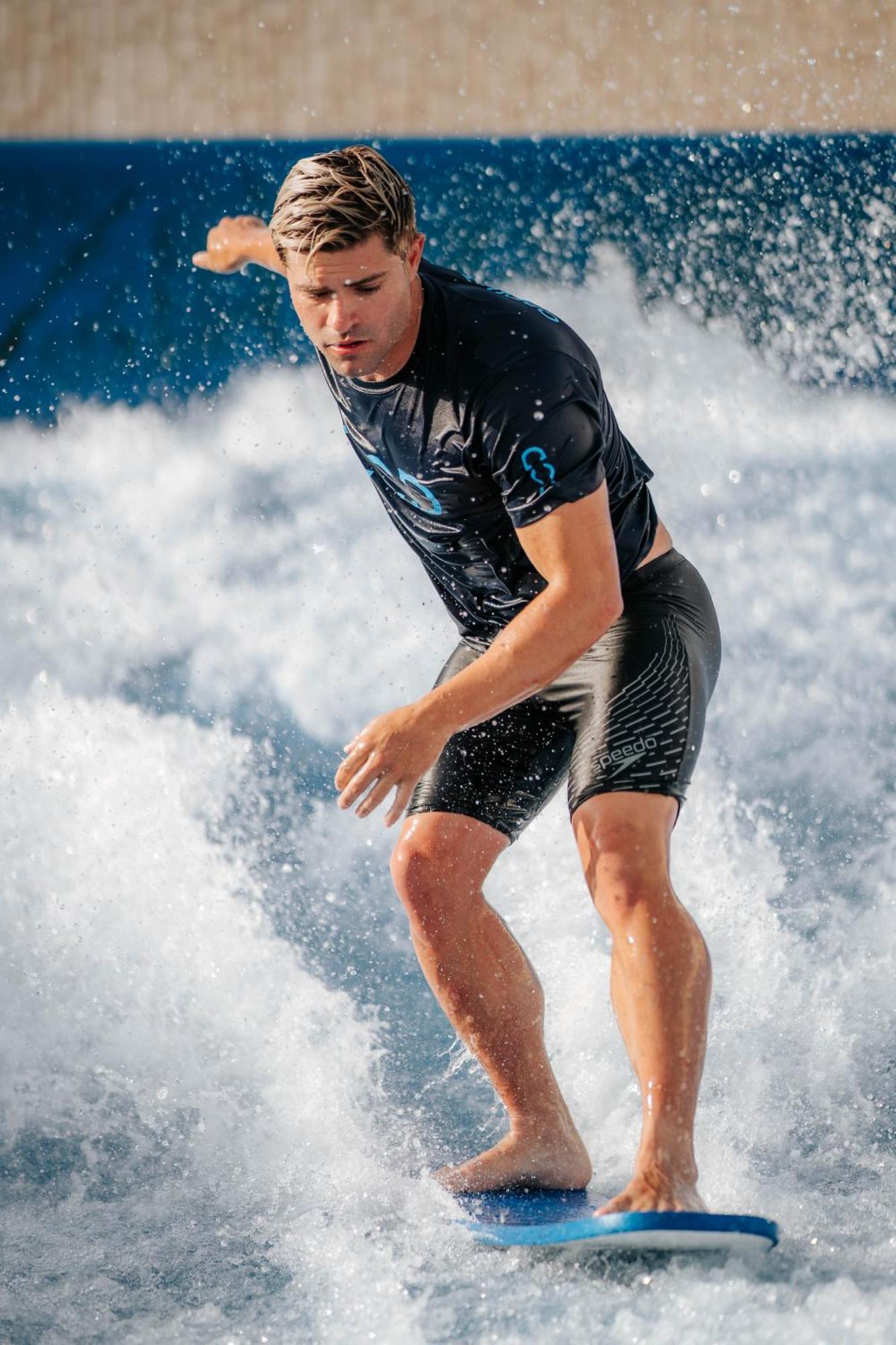 City Of Dreams Mediterranean - Integrated Resort, Casino & Entertainment 利马索尔 外观 照片 A surfer wearing a wetsuit